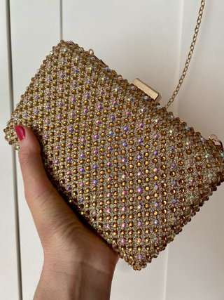 Bolso de fiesta dorado con pedrería