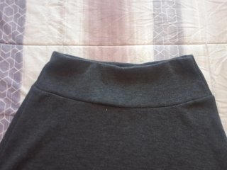Falda gris midi
