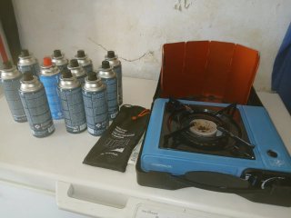 4 Sillas, 2 Mesas y Cocinilla Campingaz