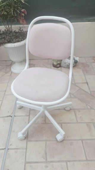 Silla de escritorio rosa con ruedas