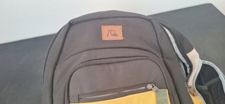 Mochila Quiksilver Negra y Amarilla Unisex