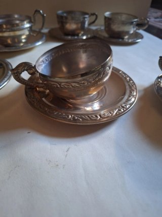 Juego de tazas y platillos antiguos