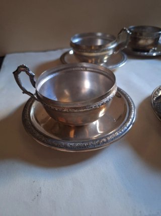 Juego de tazas y platillos antiguos