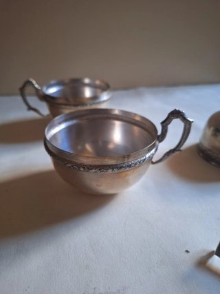 Juego de tazas y platillos antiguos