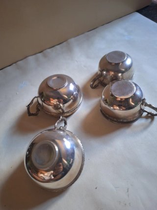 Juego de tazas y platillos antiguos
