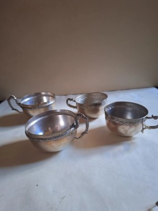 Juego de tazas y platillos antiguos