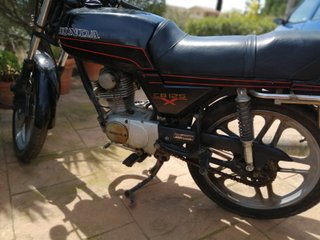 Moto clásica Honda CB 125 X Negra