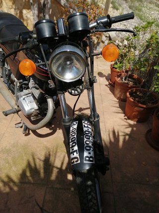 Moto clásica Honda CB 125 X Negra