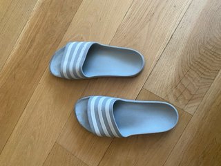 Chanclas Adidas grises y blancas