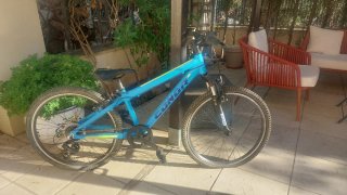 Bicicleta azul para niños