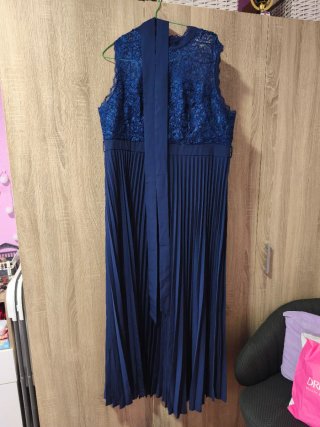Vestido azul de encaje y plisado