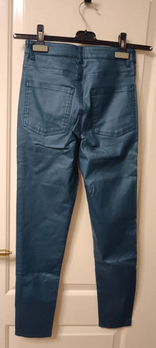 Pantalón efecto piel azul