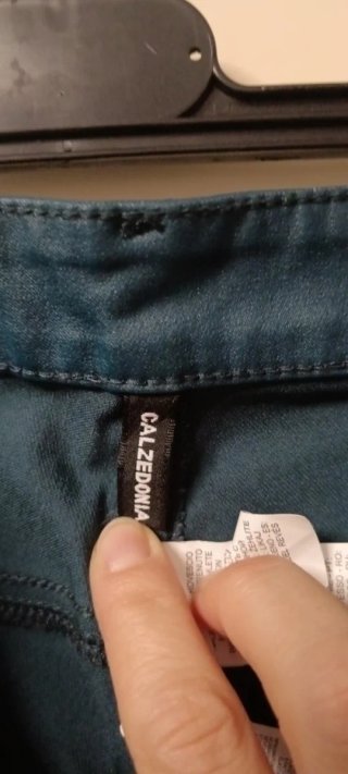Pantalón efecto piel azul