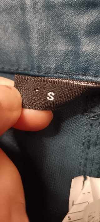 Pantalón efecto piel azul