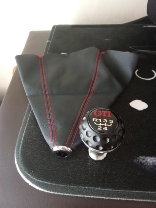 Guardapolvo y pomo Golf GTI