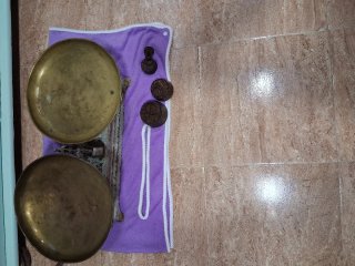 Balanza antigua de hierro con pesas