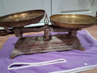 Balanza antigua de hierro con pesas