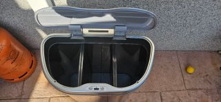 Cubo basura metálico tapa automática con pilas.