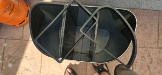 Cubo basura metálico tapa automática con pilas.