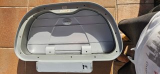 Cubo basura metálico tapa automática con pilas.