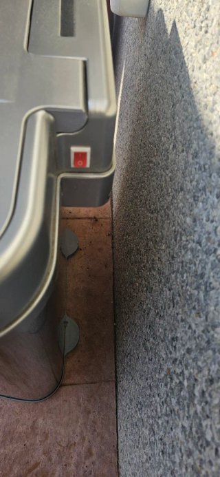 Cubo basura metálico tapa automática con pilas.