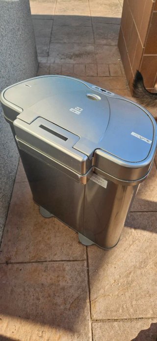 Cubo basura metálico tapa automática con pilas.