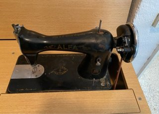 Máquina de coser Alfa antigua