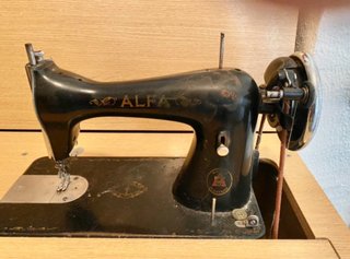 Máquina de coser Alfa antigua