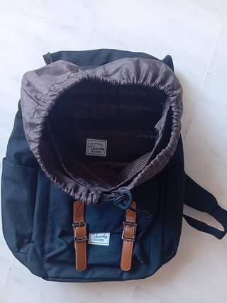 Mochila negra con detalles marrones