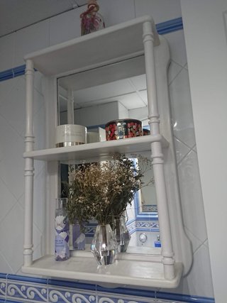 Estantería de pared con espejo