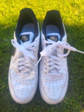 Nike Air Force 1 '07 LV8 Negro y dorado metálico