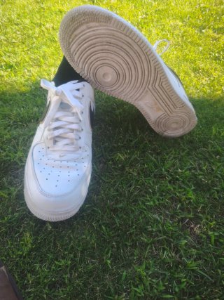 Nike Air Force 1 '07 LV8 Negro y dorado metálico