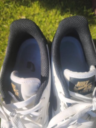 Nike Air Force 1 '07 LV8 Negro y dorado metálico