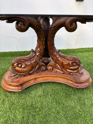 Mesa de cristal y madera tallada