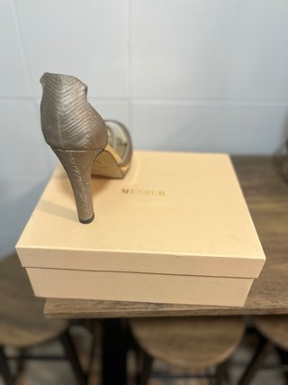 Zapatos de fiesta dorados Menbur talla 38