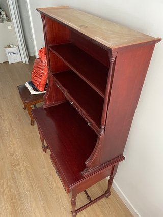 Escritorio clásico de madera con estantería