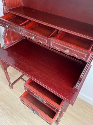 Escritorio clásico de madera con estantería
