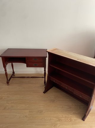 Escritorio clásico de madera con estantería
