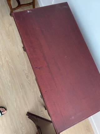 Escritorio clásico de madera con estantería