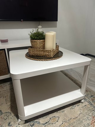 Mesa de centro blanca y mimbre