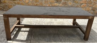 Mesa de madera y piedra