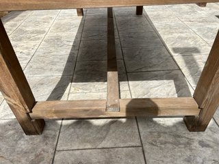 Mesa de madera y piedra