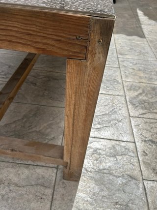 Mesa de madera y piedra