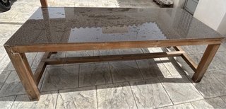 Mesa de madera y piedra