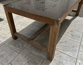 Mesa de madera y piedra