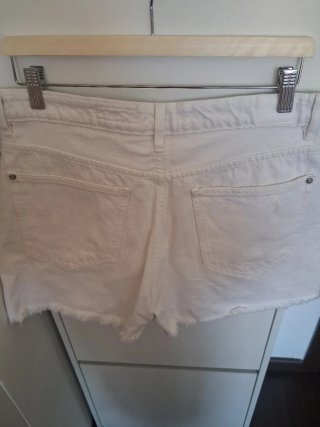 Pantalón corto blanco desgarrado Talla 42