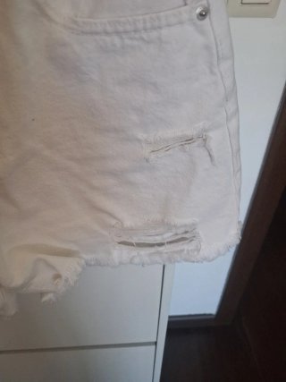 Pantalón corto blanco desgarrado Talla 42