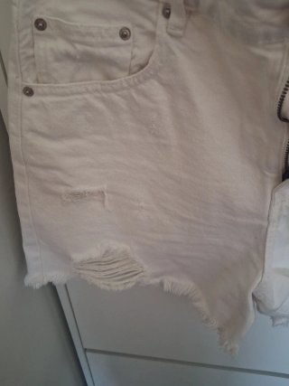 Pantalón corto blanco desgarrado Talla 42