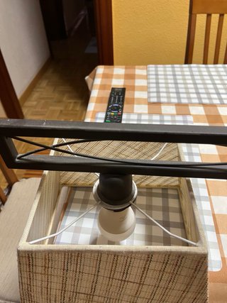 Lámpara de forja negra con pantallas