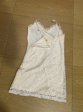 Vestido blanco de encaje con tirantes